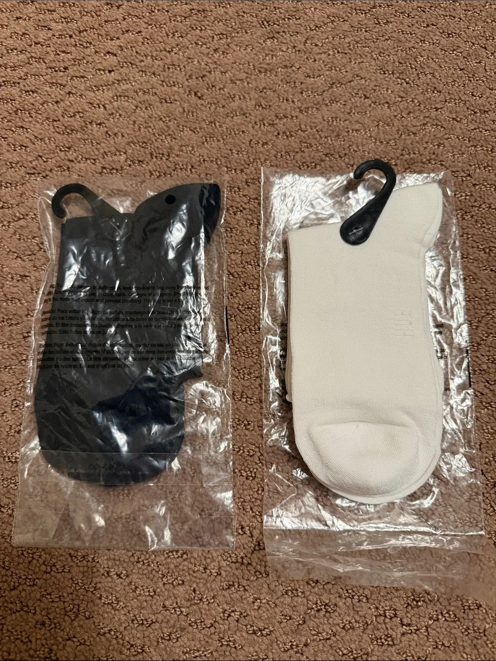 NWT Hue ruffle edge ankle socks